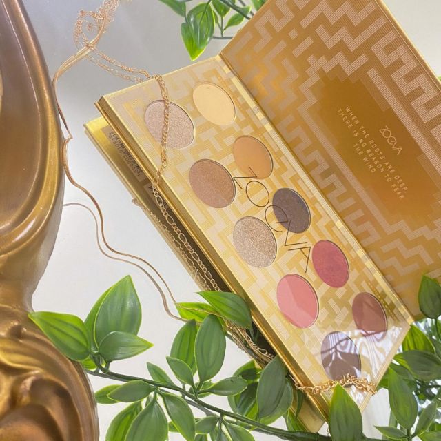 Used this beautiful palette on my eyes today and I love how it came out!✨ Hope everyone is having a happy hump day!
.
.
.
.
#ZOEVA #ZOEVAHeritage #motd #makeupbloggers #makeupinspiration